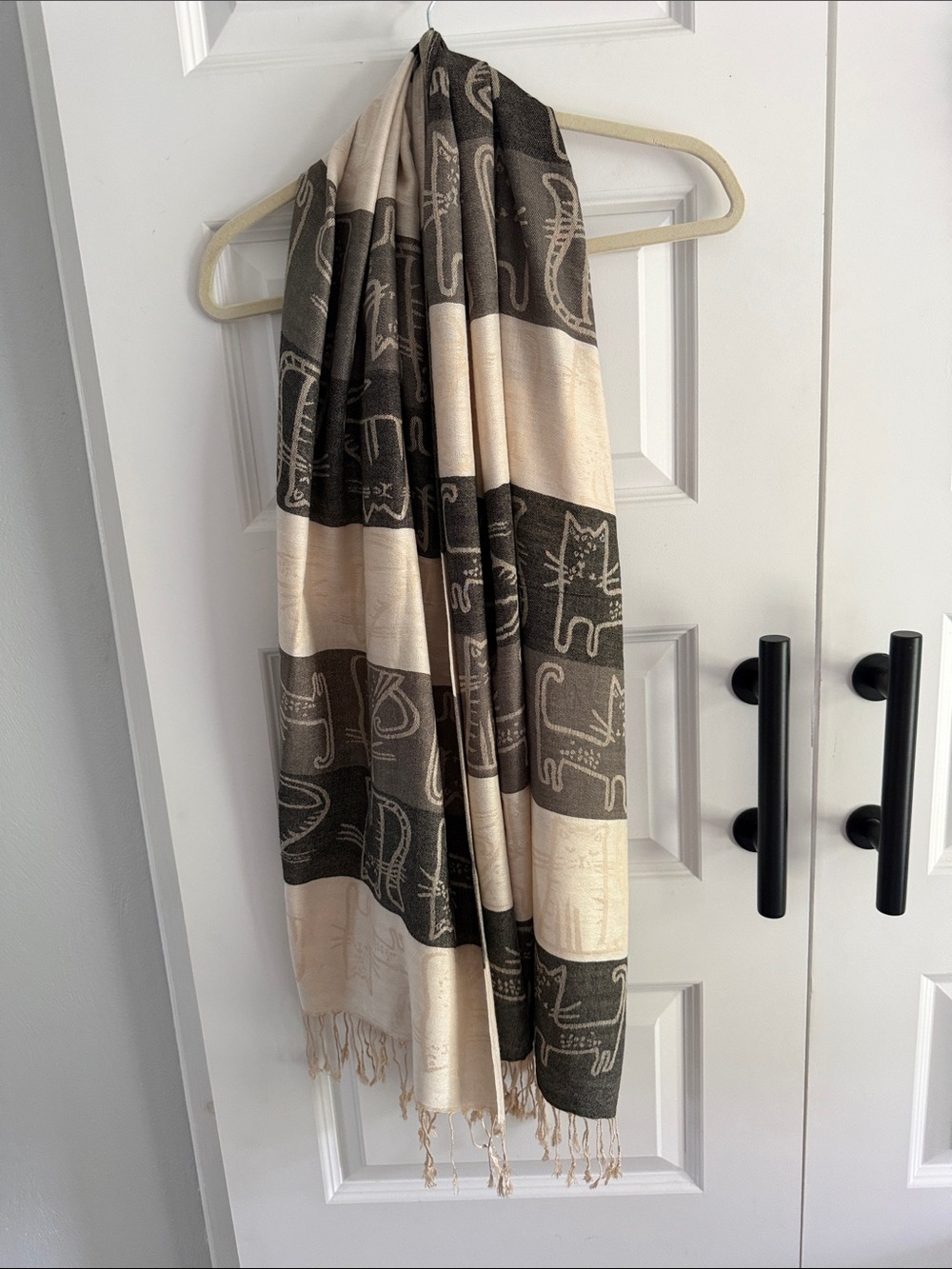 Neutral Cat Pattern wrap scarfCream & Brown